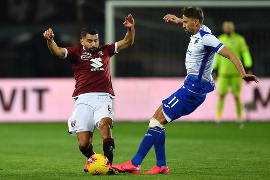 TURIN, ITALY - FEBRUARY 08:  Tomas Rincon (L) of Torino FC is clashes with Gaston Ramirez of UC Sampdoria during the Serie A match between Torino FC and  UC Sampdoria at Stadio Olimpico di Torino on February 8, 2020 in Turin, Italy.  (Photo by Valerio Pennicino/Getty Images) 