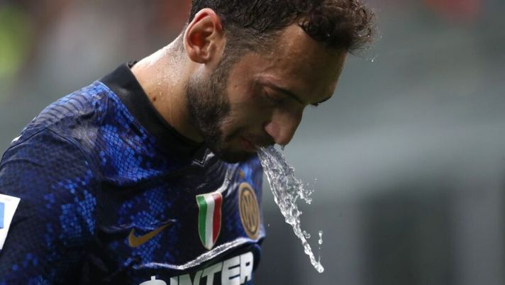 MILAN, ITALY - AUGUST 21: Hakan Calhanoglu of FC Internazionale spits out water during the Serie A match between FC Internazionale v Genoa CFC at Stadio Giuseppe Meazza on August 21, 2021 in Milan, Italy. (Photo by Marco Luzzani/Getty Images) Inter, la Gazzetta: “Calhanoglu è un problema”. Stesso voto anche a Dumfries e Correa - immagine 1