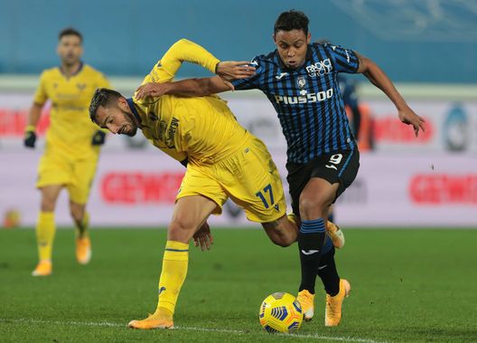 BERGAMO, ITALY - NOVEMBER 28: Luis Muriel of Atalanta BC competes for the ball with Federico Ceccherini of Hellas Verona during the Serie A match between Atalanta BC and Hellas Verona FC at Gewiss Stadium on November 28, 2020 in Bergamo, Italy. (Photo by Emilio Andreoli/Getty Images) Atalanta, Muriel: “Spero che questa doppietta sia un punto di partenza per il finale di stagione”- immagine 2