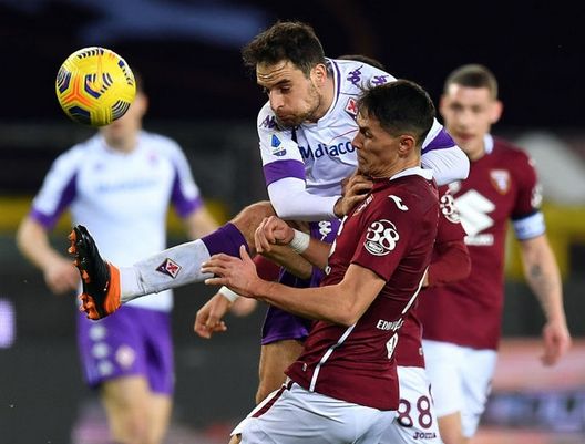 TURIN, ITALY - JANUARY 29: Giacomo Bonaventura of Fiorentina battles with Sasa Lukic of Torino during the Serie A match between Torino FC and ACF Fiorentina at Stadio Olimpico di Torino on January 29, 2021 in Turin, Italy. (Photo by Valerio Pennicino/Getty Images) TURIN, ITALY - JANUARY 29: Giacomo Bonaventura of Fiorentina battles with Sasa Lukic of Torino during the Serie A match between Torino FC and ACF Fiorentina at Stadio Olimpico di Torino on January 29, 2021 in Turin, Italy. (Photo by Valerio Pennicino/Getty Images)