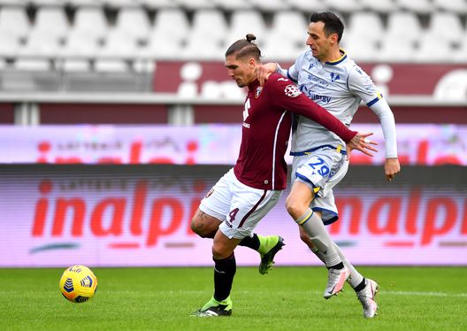  TURIN, ITALY - JANUARY 06: Lyanco of Torino F.C. battles for possession with Nikola Kalinic of Hellas Verona F.C. during the Serie A match between Torino FC and Hellas Verona FC at Stadio Olimpico di Torino on January 06, 2021 in Turin, Italy. Sporting stadiums around Italy remain under strict restrictions due to the Coronavirus Pandemic as Government social distancing laws prohibit fans inside venues resulting in games being played behind closed doors. (Photo by Valerio Pennicino/Getty Images) 