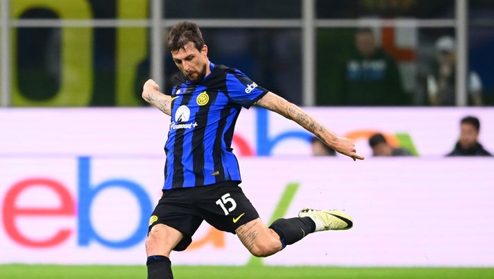 MILAN, ITALY - MARCH 17: Francesco Acerbi of FC Internazionale in action during the Serie A TIM match between FC Internazionale and SSC Napoli at Stadio Giuseppe Meazza on March 17, 2024 in Milan, Italy. (Photo by Mattia Pistoia - Inter/Inter via Getty Images) Inter-Napoli, Juan Jesus protesta con l’arbitro: insulti razzisti da parte di Acerbi - immagine 1