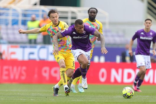 FLORENCE, ITALY - APRIL 08: Albin Ekdal of Spezia Calcio in action against Igor Julio dos Santos de Paulo of ACF Fiorentina during the Serie A match between ACF Fiorentina and Spezia Calcio at Stadio Artemio Franchi on April 8, 2023 in Florence, Italy. (Photo by Gabriele Maltinti/Getty Images) FOTO – Igor: “L’importante è non abbassare la testa e smettere di lottare”- immagine 2