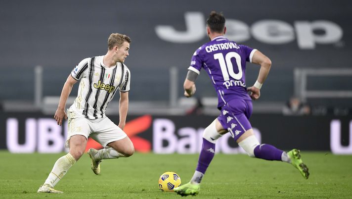 TURIN, ITALY - DECEMBER 22: Matthijs de Ligt of Juventus competes for the ball with Gaetano Castrovilli of ACF Fiorentina during the Serie A match between Juventus and ACF Fiorentina at Allianz Stadium on December 22, 2020 in Turin, Italy. Sporting stadiums around Italy remain under strict restrictions due to the Coronavirus Pandemic as Government social distancing laws prohibit fans inside venues resulting in games being played behind closed doors. (Photo by Daniele Badolato - Juventus FC/Juventus FC via Getty Images) TURIN, ITALY - DECEMBER 22: Matthijs de Ligt of Juventus competes for the ball with Gaetano Castrovilli of ACF Fiorentina during the Serie A match between Juventus and ACF Fiorentina at Allianz Stadium on December 22, 2020 in Turin, Italy. Sporting stadiums around Italy remain under strict restrictions due to the Coronavirus Pandemic as Government social distancing laws prohibit fans inside venues resulting in games being played behind closed doors. (Photo by Daniele Badolato - Juventus FC/Juventus FC via Getty Images)