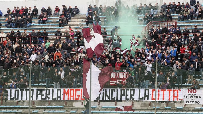 REGGIO CALABRIA, ITALY - APRIL 14: Reggina Calcio fans during the Serie B match between Reggina Calcio and FC Crotone at Stadio Oreste Granillo on April 14, 2012 in Reggio Calabria, Italy. (Photo by Maurizio Lagana/Getty Images) Il derby e la Festa del papà: promozione speciale per Reggina-Cosenza - immagine 1
