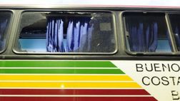 Finestre del pullman in frantumi e lesioni all’occhio: sassi contro l’Aldosivi di Gago in Argentina