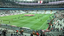 I tifosi del Besiktas a fine partita: tutto lo stadio, cori xenofobi contro i rifugiati!