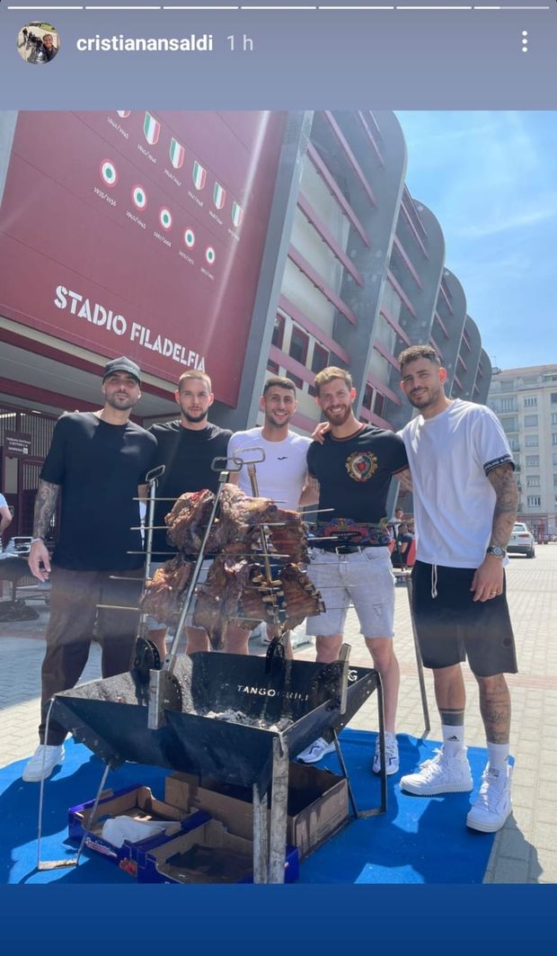 Torino, grigliata sul piazzale del Filadelfia: presente tutta la squadra e lo staff- immagine 5