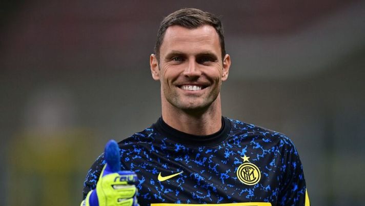 Inter Milan's Italian goalkeeper Daniele Padelli gestures prior to the Italian Serie A football match Inter vs Fiorentina on September 26, 2020 at the Giuseppe-Meazza (San Siro) stadium in Milan. (Photo by MIGUEL MEDINA / AFP) (Photo by MIGUEL MEDINA/AFP via Getty Images) UFFICIALE – Padelli lascia l’Inter e resta in Serie A: la sua nuova squadra - immagine 1