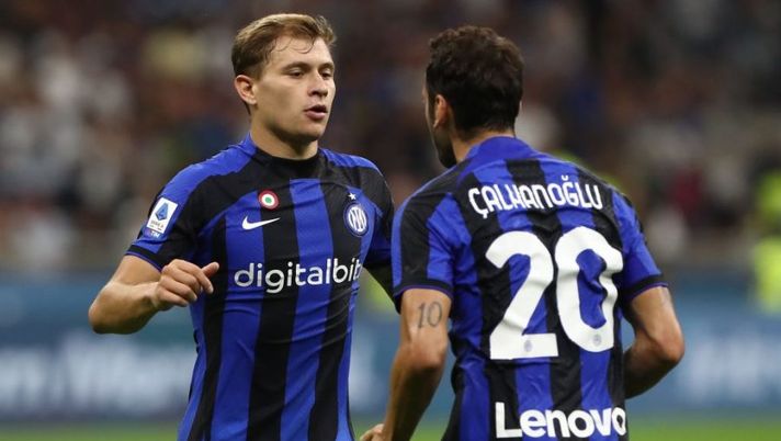 MILAN, ITALY - AUGUST 30: Nicolo Barella of FC Internazionale celebrates after scoring the second goal of his team with his team-mate Hakan Calhanoglu during the Serie A match between FC Internazionale and US Cremonese at Stadio Giuseppe Meazza on August 30, 2022 in Milan, Italy. (Photo by Marco Luzzani/Getty Images) Inter, Gazzetta: “Tutto ok per Barella. Novità dalla porta all’attacco a Udine” - immagine 1