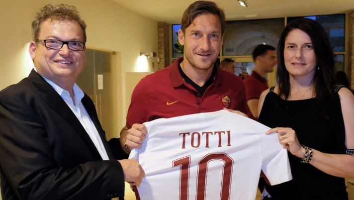 Totti dona la sua maglia all’associazione Cuore Chievo Onlus – FOTO 