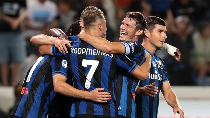 BERGAMO, ITALY - SEPTEMBER 01: Teun Koopmeiners of Atalanta BC celebrates with teammate Marten de Roon after scoring their side's third goal from the penalty spot during the Serie A match between Atalanta BC and Torino FC at Gewiss Stadium on September 01, 2022 in Bergamo, Italy. (Photo by Emilio Andreoli/Getty Images) Ansia Atalanta: perde una pedina fondamentale e con la Fiorentina… - immagine 1