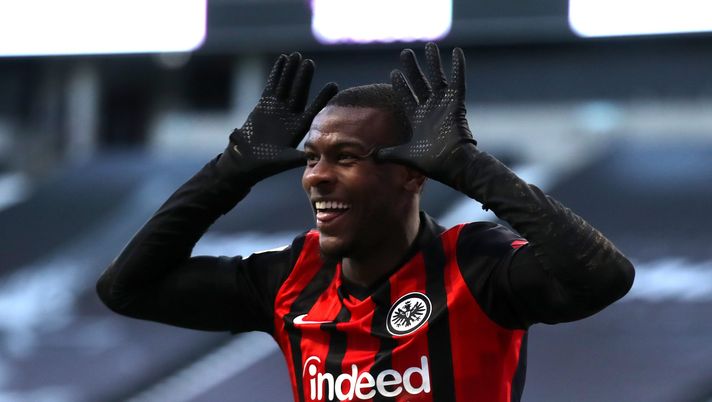 FRANKFURT AM MAIN, GERMANY - FEBRUARY 14: Evan Ndicka of Eintracht Frankfurt celebrates after scoring their side's second goal during the Bundesliga match between Eintracht Frankfurt and 1. FC Koeln at Deutsche Bank Park on February 14, 2021 in Frankfurt am Main, Germany. Sporting stadiums around Germany remain under strict restrictions due to the Coronavirus Pandemic as Government social distancing laws prohibit fans inside venues resulting in games being played behind closed doors. (Photo by Alex Grimm/Getty Images) In Spagna: “Post-Skriniar, l’Inter pesca in Germania? C’è il nome scelto a zero” - immagine 1