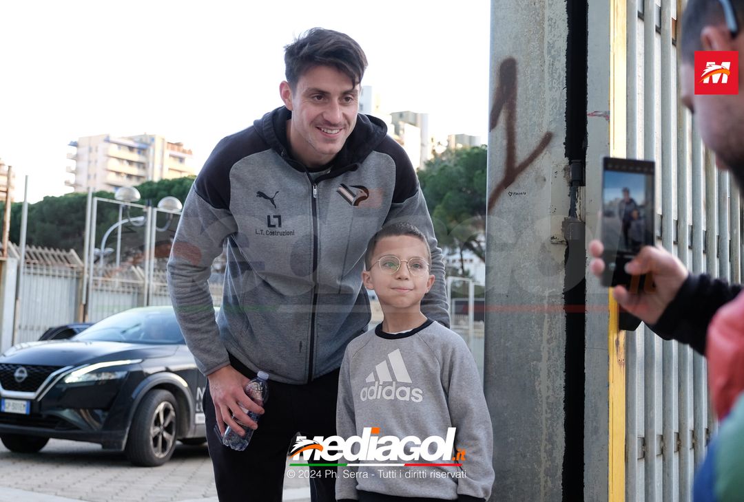 FOTO PALERMO: I giocatori del Palermo scattano selfie con i tifosi (GALLERY) - immagine 13