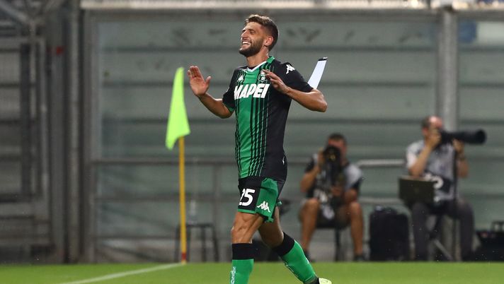 REGGIO NELL'EMILIA, ITALY - SEPTEMBER 01: Domenico Berardi of US Sassuolo celebrates after scoring the opening goal during the Serie A match between US Sassuolo and UC Sampdoria at Mapei Stadium - Citta del Tricolore on September 1, 2019 in Reggio nell'Emilia, Italy (Photo by Marco Luzzani/Getty Images) REGGIO NELL'EMILIA, ITALY - SEPTEMBER 01: Domenico Berardi of US Sassuolo celebrates after scoring the opening goal during the Serie A match between US Sassuolo and UC Sampdoria at Mapei Stadium - Citta del Tricolore on September 1, 2019 in Reggio nell'Emilia, Italy (Photo by Marco Luzzani/Getty Images)