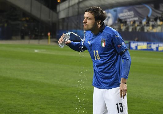 MARIBOR, SLOVENIA - MARCH 27: Luca Ranieri of Italy takes a drink during the 2021 UEFA European Under-21 Championship Group B match between Spain and Italy at Stadion Ljudski vrt on March 27, 2021 in Maribor, Slovenia. Sporting stadiums around Slovenia remain under strict restrictions due to the Coronavirus Pandemic as Government social distancing laws prohibit fans inside venues resulting in games being played behind closed doors. (Photo by Jurij Kodrun/Getty Images) MARIBOR, SLOVENIA - MARCH 27: Luca Ranieri of Italy takes a drink during the 2021 UEFA European Under-21 Championship Group B match between Spain and Italy at Stadion Ljudski vrt on March 27, 2021 in Maribor, Slovenia. Sporting stadiums around Slovenia remain under strict restrictions due to the Coronavirus Pandemic as Government social distancing laws prohibit fans inside venues resulting in games being played behind closed doors. (Photo by Jurij Kodrun/Getty Images)