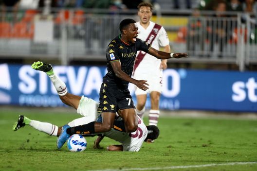 VENEZIA, ITALY - SEPTEMBER 27: David Orekeke of Venezia competes for the ball with Djidji of Torino during the Serie A match between Venezia FC and Torino FC at Stadio Pierluigi Penzo on September 27, 2021 in Venezia, Italy. (Photo by Maurizio Lagana/Getty Images) Torino, il pagellone di fine anno: Djidji 6.5, stagione oltre le aspettative- immagine 4