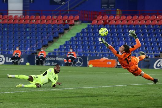 GETAFE, SPAIN - MARCH 13: David Soria of Getafe CF saves a shot from Moussa Dembele of Atletico Madrid during the La Liga Santander match between Getafe CF and Atletico de Madrid at Coliseum Alfonso Perez on March 13, 2021 in Getafe, Spain. Sporting stadiums around Spain remain under strict restrictions due to the Coronavirus Pandemic as Government social distancing laws prohibit fans inside venues resulting in games being played behind closed doors. (Photo by Gonzalo Arroyo Moreno/Getty Images) Dembélé, il Barcellona è quasi rassegnato: nessuna offerta e nessun rinnovo. Addio Auba…- immagine 2