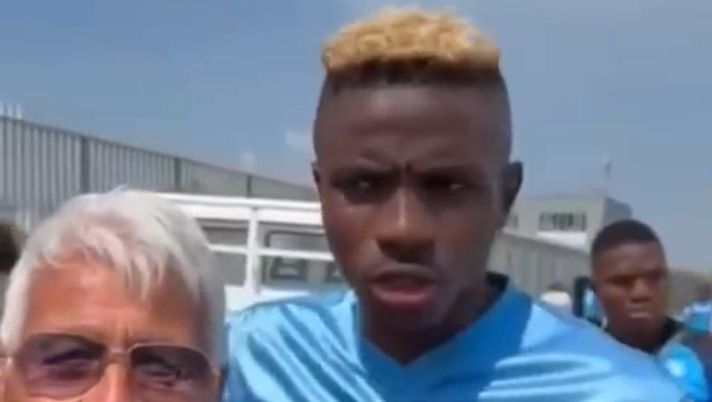 Osimhen emozionato davanti al suo murale a Castel Volturno: la reazione commovente - immagine 1