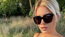 Wanda Nara, sessione di corsa per le strade di Parigi: décolleté mozzafiato