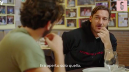 VIDEO Totti, ‘Er Pupone’ ricorda il primo appuntamento con Ilary: “Ammaccò lo sportello della Ferrari”