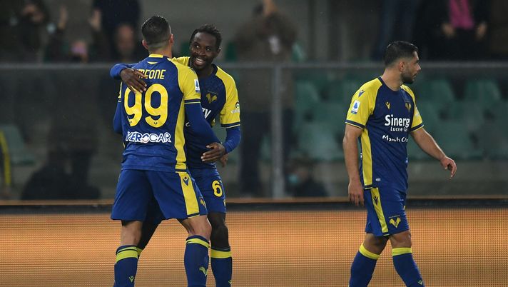 VERONA, ITALY - NOVEMBER 22: Adrien Tameze of Hellas Verona celebrates after scoring his team second goal during the Serie A match between Hellas and Empoli FC at Stadio Marcantonio Bentegodi on November 22, 2021 in Verona, Italy. (Photo by Alessandro Sabattini/Getty Images) Fiorentina, grande idea di mercato: occhi in casa del Verona - immagine 1