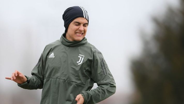 Juventus' Argentinian forward Paulo Dybala attends a training session on the eve of the UEFA Champions League football match Tottenham Hotspur vs Juventus on March 6, 2018 at the Juventus training center in Vinovo. / AFP PHOTO / MARCO BERTORELLO (Photo credit should read MARCO BERTORELLO/AFP via Getty Images) Merlo (TyC Sports): “Dybala si è innervosito perché la Juve non ha rispettato i patti” - immagine 1