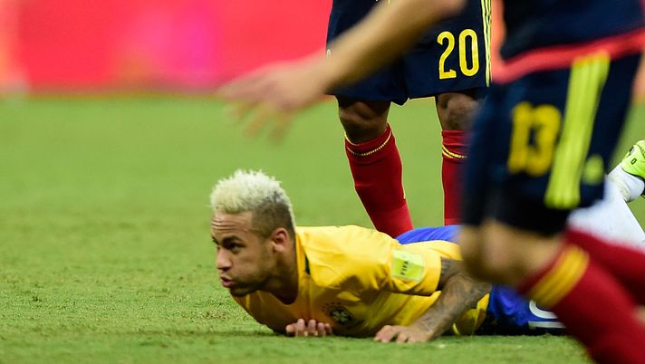 MANAUS, BRAZIL - SEPTEMBER 06: Neymar player of Brazil goes to ground after a challenge by Macnelly Torres player of Colombia during 2018 FIFA World Cup Russia qualification match between Brazil and Colombia at Arena da Amazoniaat Arena da Amazonia on September 6, 2016 in Manaus, Brazil. (Photo by Bruno Zanardo/Getty Images) MANAUS, BRAZIL - SEPTEMBER 06: Neymar player of Brazil goes to ground after a challenge by Macnelly Torres player of Colombia during 2018 FIFA World Cup Russia qualification match between Brazil and Colombia at Arena da Amazoniaat Arena da Amazonia on September 6, 2016 in Manaus, Brazil. (Photo by Bruno Zanardo/Getty Images)
