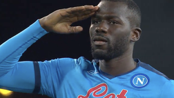 Napoli, il saluto di Koulibaly prima di imbarcarsi per Londra