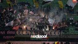 Palermo-Monopoli: tifosi rosanero intonano cori per Fabrizio Miccoli durante il match