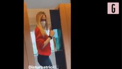VIDEO / Ilary Blasi sul treno si trasforma in una “disturbatrice”