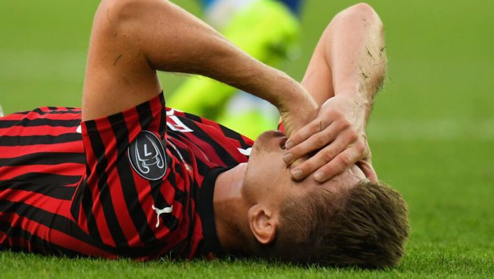 UDINE, ITALY - AUGUST 25: Krzysztof Piatek of AC MIlan reacts during the Serie A match between Udinese Calcio and AC Milan at Stadio Friuli on August 25, 2019 in Udine, Italy. (Photo by Alessandro Sabattini/Getty Images) La Gazzetta disintegra Piatek col voto: “È nel deserto, non regge la storiella…” - immagine 1