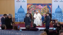 VIDEO / Napoli, De Laurentiis incontra il Papa e gli dona la maglia numero 10