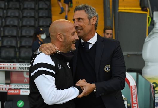 UDINE, ITALY - SEPTEMBER 30: Vincenzo Italiano head coach of Spezia Calcio shakes hands with Luca Gotti head coach of Udinese Calcio before the Serie A match between Udinese Calcio and Spezia Calcio at Dacia Arena on September 30, 2020 in Udine, Italy. (Photo by Alessandro Sabattini/Getty Images) Salta un’altra panchina in Serie A: esonerato Gotti. Ecco chi lo sostituirà- immagine 2