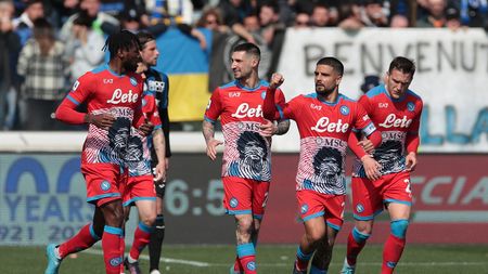 BERGAMO, ITALY - APRIL 03: Matteo Politano (C) of SSC Napoli celebrates his goal with his team-mates during the Serie A match between Atalanta BC and SSC Napoli at Gewiss Stadium on April 03, 2022 in Bergamo, Italy. (Photo by Emilio Andreoli/Getty Images)