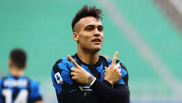 Lautaro Martínez (attaccante Inter) esulta per il suo gol in Milan-Inter (Serie A 2020-2021) | News (Getty Images)