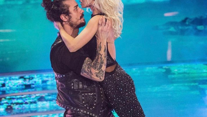 Fan furiosi con la nuova fidanzata di Osvaldo, ma Oggi rivela: “A tradire per primo…”  Fan furiosi con la nuova fidanzata di Osvaldo, ma Oggi rivela: “A tradire per primo…”