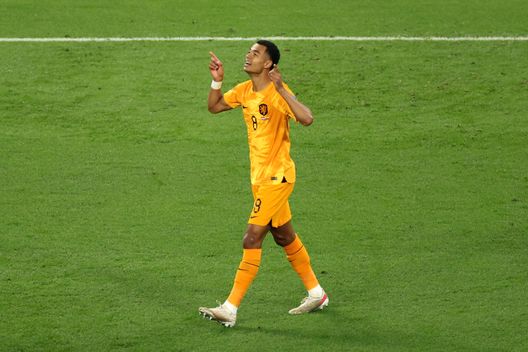DOHA, QATAR - NOVEMBER 25: Cody Gakpo of Netherlands celebrates after scoring their team's first goal during the FIFA World Cup Qatar 2022 Group A match between Netherlands and Ecuador at Khalifa International Stadium on November 25, 2022 in Doha, Qatar. (Photo by Lars Baron/Getty Images) United: Ten Hag vuole un attaccante ma i 260 milioni spesi in estate e l’operazione Antony pesano…- immagine 2