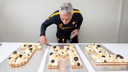 Compleanno Mourinho, grande festa a Trigoria in casa Roma: torta e brindisi