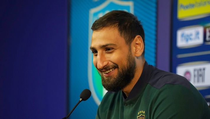 COMO, ITALY - OCTOBER 04: Gianluigi Donnarumma of Italy speaks with the media during a press conference at Appiano Gentile on October 04, 2021 in Como, Italy. (Photo by Claudio Villa/Getty Images) FOTO San Siro, piovono insulti per Donnarumma: nuovi striscioni dei tifosi - immagine 1