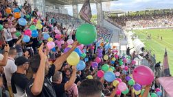 FOTO Frosinone-Palermo, tifosi rosa lanciano palloncini in campo allo “Stirpe”
