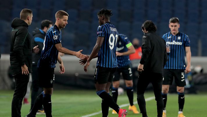 BERGAMO, ITALY - FEBRUARY 24: Duvan Zapata of Atalanta is replaced by team mate Mario Pasalic during the UEFA Champions League Round of 16 match between Atalanta and Real Madrid at Gewiss Stadium on February 24, 2021 in Bergamo, Italy. Sporting stadiums around Italy remain under strict restrictions due to the Coronavirus Pandemic as Government social distancing laws prohibit fans inside venues resulting in games being played behind closed doors. (Photo by Emilio Andreoli/Getty Images) BERGAMO, ITALY - FEBRUARY 24: Duvan Zapata of Atalanta is replaced by team mate Mario Pasalic during the UEFA Champions League Round of 16 match between Atalanta and Real Madrid at Gewiss Stadium on February 24, 2021 in Bergamo, Italy. Sporting stadiums around Italy remain under strict restrictions due to the Coronavirus Pandemic as Government social distancing laws prohibit fans inside venues resulting in games being played behind closed doors. (Photo by Emilio Andreoli/Getty Images)
