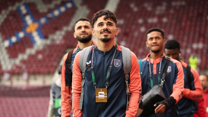 EDINBURGH, SCOTLAND - SEPTEMBER 08: Serdar Guerler of Istanbul Basaksehir arrives at the stadium prior to the UEFA Europa Conference League group A match between Heart of Midlothian and Istanbul Basaksehir at Tynecastle Park on September 08, 2022 in Edinburgh, Scotland. (Photo by Ian MacNicol/Getty Images) VIDEO – E la UEFA gira il coltello nella piaga: “Attenzione, attraversa Gurler” - immagine 1
