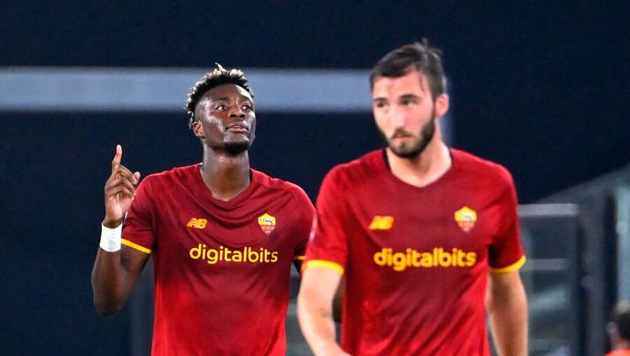 Romas English forward Tammy Abraham (L) celebrates after scoring during the Italian Serie A football match AS Roma vs Udinese at Olympic stadium in Rome on September 23, 2021. (Photo by Alberto PIZZOLI / AFP) (Photo by ALBERTO PIZZOLI/AFP via Getty Images) I voti ufficiali al fantacalcio: flop Molina, Mancini come Abraham! La scelta su El Shaarawy - immagine 1