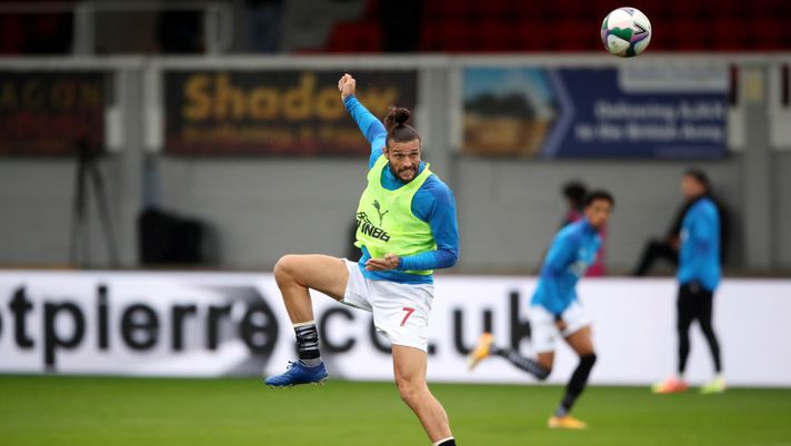 NEWPORT, WALES - SEPTEMBER 30: Andy Carroll of Newcastle United warms up prior to the Carabao Cup fourth round match between Newport County and Newcastle United at Rodney Parade on September 30, 2020 in Newport, Wales. Football Stadiums around United Kingdom remain empty due to the Coronavirus Pandemic as Government social distancing laws prohibit fans inside venues resulting in fixtures being played behind closed doors. (Photo by Nick Potts - Pool/Getty Images) Andy Carroll, che…autogol: per il centravanti foto a letto con un’altra donna a due settimane dal matrimonio - immagine 1
