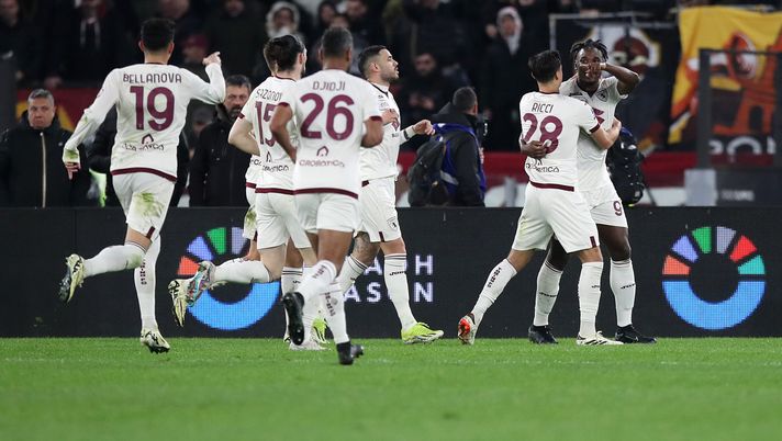 ROME, ITALY - FEBRUARY 26: Duvan Zapata of Torino FC celebrates scoring his team's first goal with team mates during the Serie A TIM match between AS Roma and Torino FC at Stadio Olimpico on February 26, 2024 in Rome, Italy. (Photo by Paolo Bruno/Getty Images) Toro, sempre poche rimonte: a Empoli due anni fa l’ultima vittoria - immagine 1