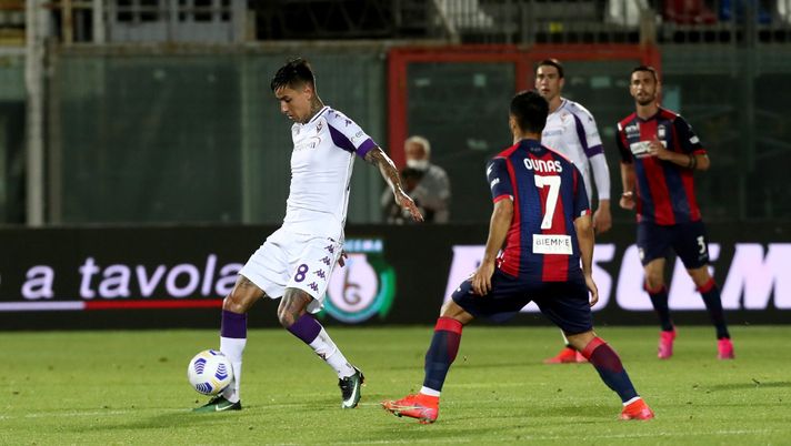 CROTONE, ITALY - MAY 22: Adam Ounas of Crotone competes for the ball with Erik Pulgar of Fiorentina during the Serie A match between FC Crotone at Stadio Comunale Ezio Scida on May 22, 2021 in Crotone, Italy. Sporting stadiums around Italy remain under strict restrictions due to the Coronavirus Pandemic as Government social distancing laws prohibit fans inside venues resulting in games being played behind closed doors (Photo by Maurizio Lagana/Getty Images) CROTONE, ITALY - MAY 22: Adam Ounas of Crotone competes for the ball with Erik Pulgar of Fiorentina during the Serie A match between FC Crotone at Stadio Comunale Ezio Scida on May 22, 2021 in Crotone, Italy. Sporting stadiums around Italy remain under strict restrictions due to the Coronavirus Pandemic as Government social distancing laws prohibit fans inside venues resulting in games being played behind closed doors (Photo by Maurizio Lagana/Getty Images)
