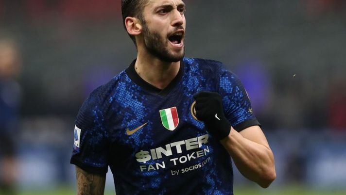 MILAN, ITALY - DECEMBER 12: Hakan Calhanoglu of FC Internazionale celebrates his goal during the Serie A match between FC Internazionale and Cagliari Calcio at Stadio Giuseppe Meazza on December 12, 2021 in Milan, Italy. (Photo by Marco Luzzani/Getty Images) I migliori sette centrocampisti per fanta-media: la classifica dietro a Calhanoglu - immagine 1