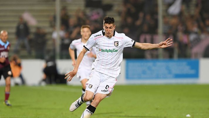 SALERNO, ITALY - MAY 18:  Stefano Moreo of US Citta di Palermo in action during the Serie B match between US Salernitana and US Citta di Palermo at  on May 18, 2018 in Salerno, Italy.  (Photo by Francesco Pecoraro/Getty Images) 