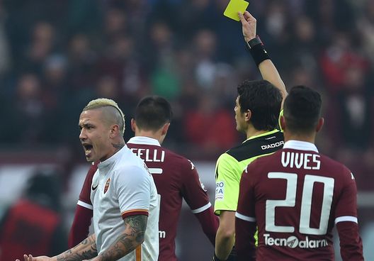 Damato ammonisce il romanista Nainggolan nell'ultimo Torino-Roma Damato ammonisce il romanista Nainggolan nell'ultimo Torino-Roma